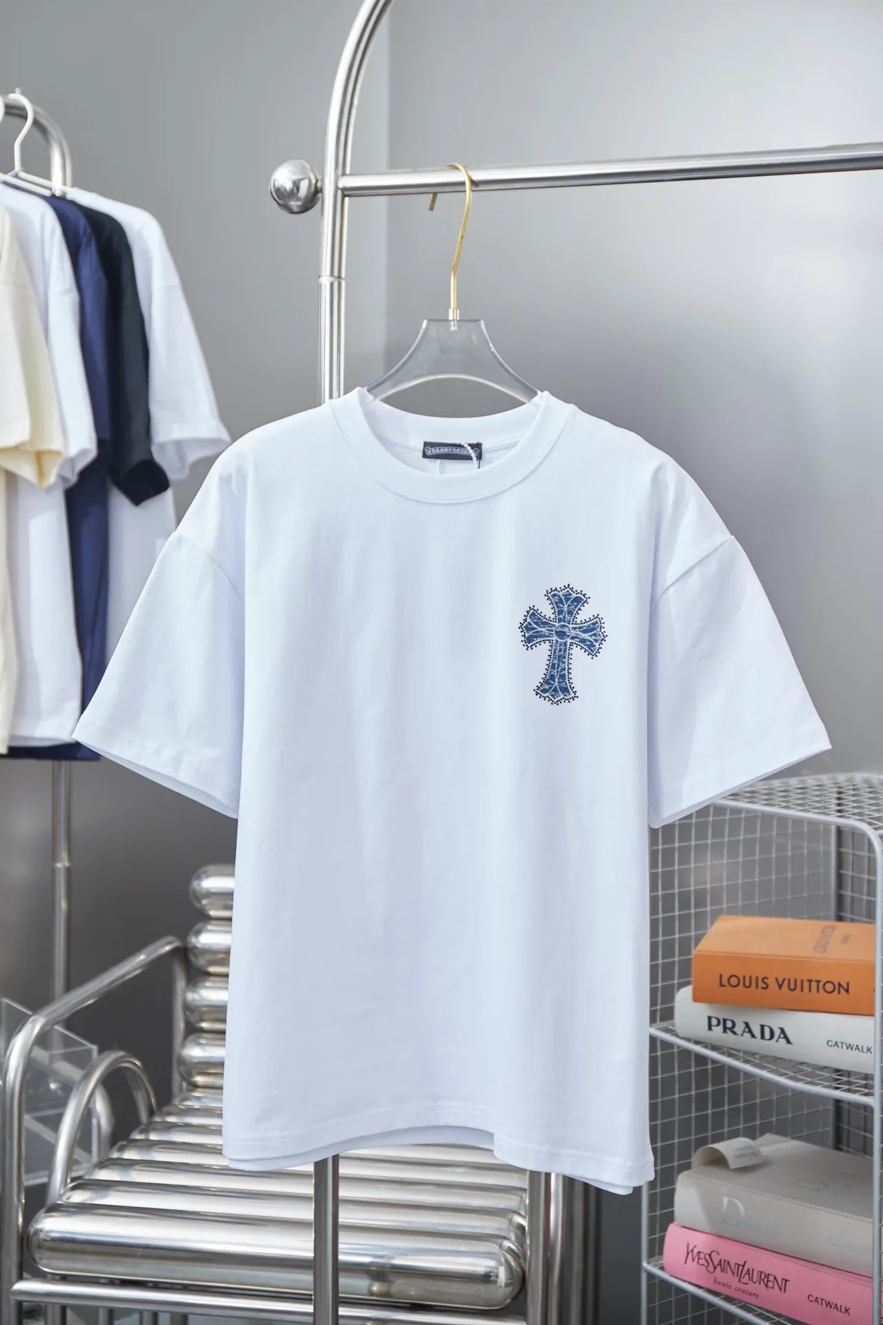 🅿️200 Chrome Hearte 25SS early spring new model, denim printed hot rhinestone short sleeves, light luxury, essential item for daily commuting for men and women, correct version, welcome to compare, detailed features · 280g 100% pure cotton double yarn jersey fabric · Custom dyed in the same cylinder, special thickened 32 pieces double-strand 1X1 thread · Denim laser burnt Chrome heart pattern ➕ Imported Australian diamonds · Double needle stitching and cross-stitch technology · Original main mark, washed tag, brand moisture-proof paper packaging Color: black/white Size: S/M/L/XL